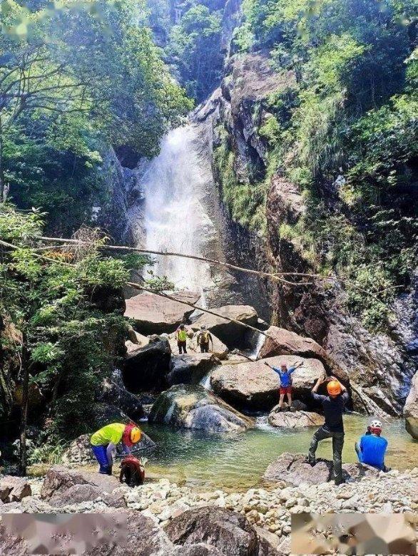 恋人之间应该亲密无间还是保留个人空间？游戏画面